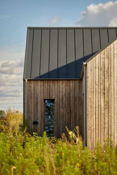 Roen sænker sig under ståltag på idyllisk naturgrund, Fischerstraße 11d, 14778 Päwesin, Tyskland